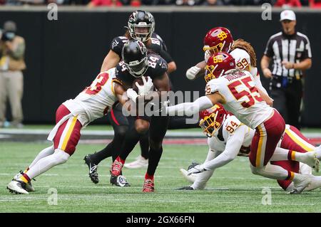 Atlanta, Stati Uniti. 03 ottobre 2021. Atlanta Falcons running back Cordarrelle Patterson passa attraverso i difensori della Washington Football Team per un primo verso il basso durante il primo trimestre di domenica 3 ottobre 2021 al Mercedes Benz Stadium di Atlanta. (Foto di Curtis Compton/Atlanta Journal-Constitution/TNS/Sipa USA) Credit: Sipa USA/Alamy Live News Foto Stock