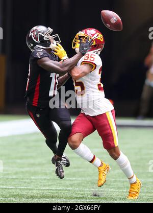 Atlanta, Stati Uniti. 03 ottobre 2021. L'ampio ricevitore di Atlanta Falcons Calvin Ridley disegna un pass interference call contro il team di Washington Football Torry McTire durante la prima metà di domenica 3 ottobre 2021 al Mercedes Benz Stadium di Atlanta. (Foto di Curtis Compton/Atlanta Journal-Constitution/TNS/Sipa USA) Credit: Sipa USA/Alamy Live News Foto Stock