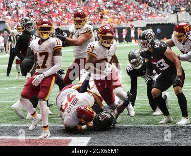 Atlanta, Stati Uniti. 03 ottobre 2021. Washington Football Team Running back Antonio Gibson entra nella zona finale sopra il lineman difensivo degli Atlanta Falcons Jonathan Bullard per un 13-10 di vantaggio durante il secondo trimestre di domenica 3 ottobre 2021 al Mercedes Benz Stadium di Atlanta. (Foto di Curtis Compton/Atlanta Journal-Constitution/TNS/Sipa USA) Credit: Sipa USA/Alamy Live News Foto Stock