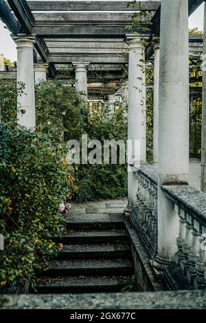 Hampstead Pergola e Hill Gardens, una stravagante costruzione edoardiana, una passerella sopraelevata, coltivata a viti, acquistata nel 1904 da Lord Leverhulm Foto Stock