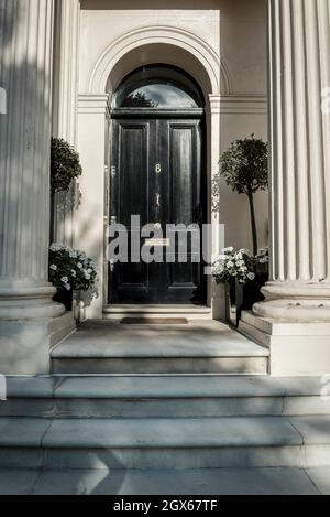 Particolare della facciata neoclassica. Londra, Regno Unito Foto Stock