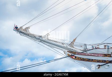 Gran Canaria, Isole Canarie, Spagna. 4 ottobre 2021. L'alta nave norvegese, Statsraad Lehmkuhl, con partenza da Las Palmas a Gran Canaria dopo una visita di quattro giorni nel suo viaggio mondiale "una spedizione sull'Oceano". Nell'agosto del 2021, la nave alta 107 anni, lunga 98 metri, partì dalla Norvegia e non ritornerà fino all'aprile del 2023, dopo aver navigato per 55,000 miglia nautiche e visitato 36 porti in tutto il mondo. L'obiettivo principale della "spedizione ad un solo oceano" è quello di sensibilizzare e condividere le conoscenze sul ruolo cruciale dell'oceano per un futuro sostenibile. Credit: Alan Dawson/Alamy Live News. Foto Stock