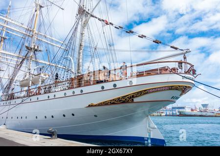 Gran Canaria, Isole Canarie, Spagna. 4 ottobre 2021. L'alta nave norvegese, Statsraad Lehmkuhl, con partenza da Las Palmas a Gran Canaria dopo una visita di quattro giorni nel suo viaggio mondiale "una spedizione sull'Oceano". Nell'agosto del 2021, la nave alta 107 anni, lunga 98 metri, partì dalla Norvegia e non ritornerà fino all'aprile del 2023, dopo aver navigato per 55,000 miglia nautiche e visitato 36 porti in tutto il mondo. L'obiettivo principale della "spedizione ad un solo oceano" è quello di sensibilizzare e condividere le conoscenze sul ruolo cruciale dell'oceano per un futuro sostenibile. Credit: Alan Dawson/Alamy Live News. Foto Stock