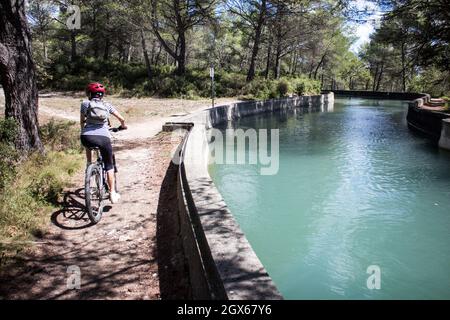 Percorso ciclabile lungo il Canal de Marseille Foto Stock