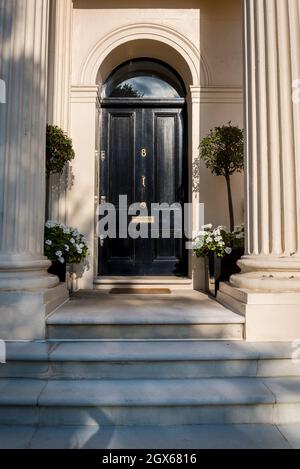 Particolare di ingresso in stile neoclassico e portico con colonne corinzie scanalate, Chester Terrace, Marylebone, Londra, Inghilterra, REGNO UNITO Foto Stock