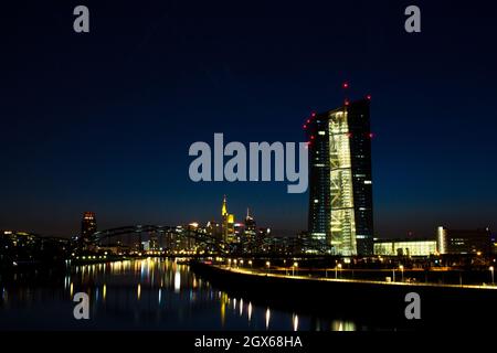 Città illuminata di Francoforte e Torre della Banca Centrale europea (BCE) Foto Stock