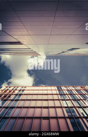 Cielo tra edifici, Londra, Regno Unito Foto Stock