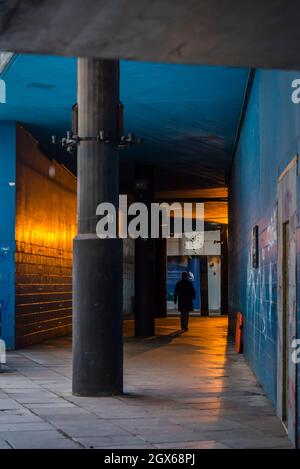 Uomo che cammina in un sottopasso urbano, Londra, Inghilterra, Regno Unito Foto Stock