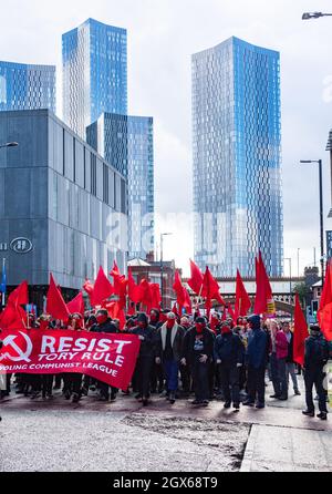 Manchester, Regno Unito. Domenica 3 ottobre, 2021. Marzo e radunarsi per protestare contro il governo e difendere la democrazia all'inizio della Conferenza dei conservatori Foto Stock