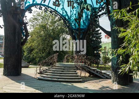 Una composizione scultorea chiamata sfera d'Amore. La foto è stata scattata a Chelyabinsk, Russia. Foto Stock