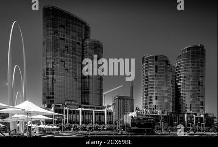 Immagine in bianco e nero degli edifici moderni di Perth, Australia, il nuovo lungomare mostra grattacieli senza gente. Foto Stock