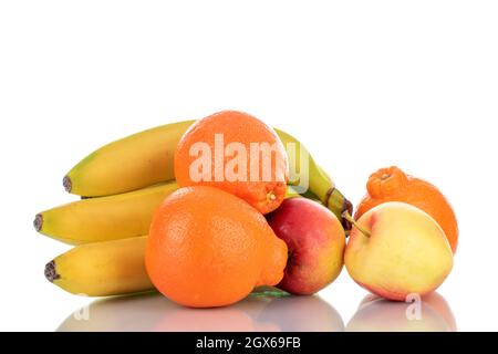 Tre mature di minneola arancione brillante, due mele e un mazzo di banane, da vicino isolato su bianco. Foto Stock