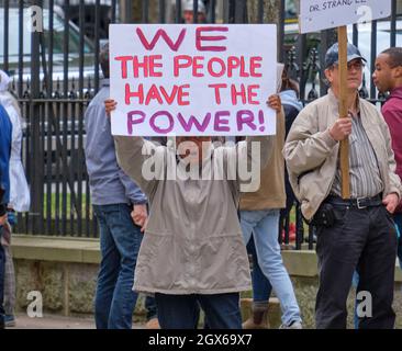 Halifax, Nuova Scozia, Canada. Ottobre 4, 2021. Il gruppo di persone si è riunito di fronte alla Legislatura Provinciale per protestare contro il primo giorno del mandato di vaccinazione provinciale. Il cosiddetto “Passo della Scozia” entra in vigore oggi richiedendo agli individui di dimostrare la vaccinazione, per partecipare a eventi e attività non essenziali che riuniscono le persone, come andare a ristoranti, eventi sportivi, eventi sociali e palestra. Nella fase successiva, la maggior parte dei dipendenti pubblici dovranno esibire la prova presso il proprio luogo di lavoro entro novembre 30th. Noi la gente abbiamo il segno di potere Foto Stock