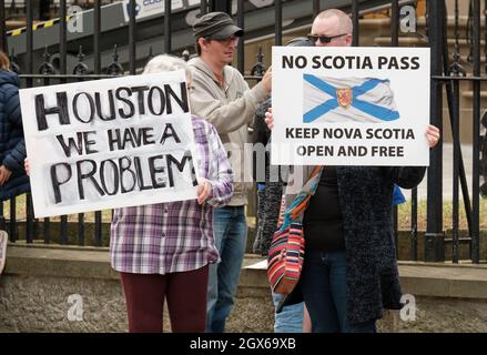 Halifax, Nuova Scozia, Canada. Ottobre 4, 2021. Il gruppo di persone si è riunito di fronte alla Legislatura Provinciale per protestare contro il primo giorno del mandato di vaccinazione provinciale. Il cosiddetto “Passo della Scozia” entra in vigore oggi richiedendo agli individui di dimostrare la vaccinazione, per partecipare a eventi e attività non essenziali che riuniscono le persone, come andare a ristoranti, eventi sportivi, eventi sociali e palestra. Nella fase successiva, la maggior parte dei dipendenti pubblici dovranno esibire la prova presso il proprio luogo di lavoro entro novembre 30th. Foto Stock