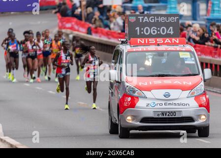 Zero emissioni Nissan auto con Tag Heuer Timing clock per Elite Women Racing nella Virgin Money London Marathon 2021, a Tower Hill, Londra, Regno Unito Foto Stock