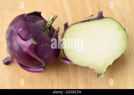 Brassica oleracea (Gongylodes Group) 'Modrava' Kohlrabi Kohl Rabi German Turnip F1 Hybrid 1 taglio a metà settembre Foto Stock