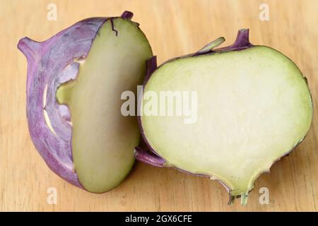 Brassica oleracea (Gongylodes Group) 'Modrava' Kohlrabi Kohl Rabi German Turnip F1 Hybrid Cut a metà settembre Foto Stock