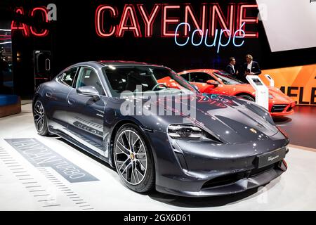 Porsche Tycan Turbo auto sportive elettriche in mostra al Motor Show Autosalon 2020. Bruxelles, Belgio - 9 gennaio 2020. Foto Stock