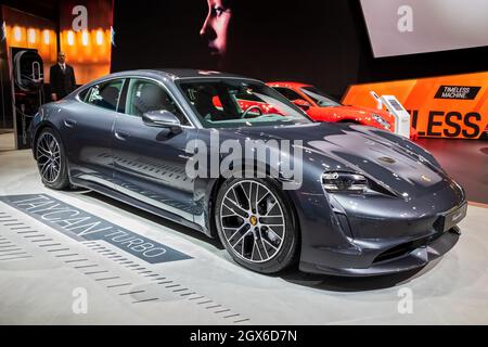 Porsche Tycan Turbo auto sportive elettriche in mostra al Motor Show Autosalon 2020. Bruxelles, Belgio - 9 gennaio 2020. Foto Stock