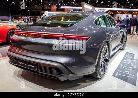 Porsche Tycan Turbo auto sportive elettriche in mostra al Motor Show Autosalon 2020. Bruxelles, Belgio - 9 gennaio 2020. Foto Stock