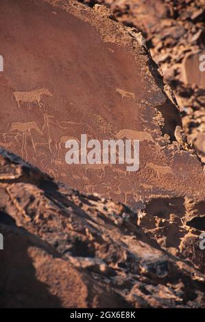 Twyfelfontein è una valle della Namibia, situata a Damaraland, è conosciuta per oltre 2,000 dipinti rupestri e graffiti dell'età della pietra Foto Stock