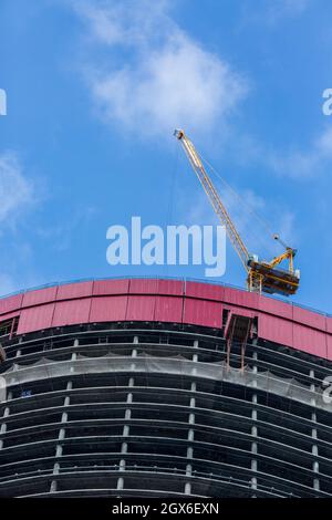 Mosca, Russia - 4 ottobre 2021: Vista ad angolo basso del cantiere con grattacieli e gru a torre. Foto Stock