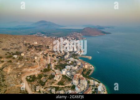 Vista aerea al tramonto della città di Saranda e del porto in Albania. Foto Stock