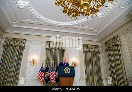 Il presidente degli Stati Uniti Joe Biden consegna osservazioni nella sala da pranzo di Stato della Casa Bianca a Washington, DC lunedì 4 ottobre 2021. Il Presidente ha parlato del tetto del debito e del pacchetto infrastrutturale in discussione a Capitol Hill. Credit: Tasos Katopodis/Pool via CNP /MediaPunch Foto Stock
