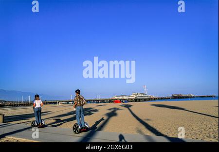 Due persone in Segway in e Cabrillo Blvd, la spiaggia di Cabanas, Santa Barbara, California, USA Foto Stock