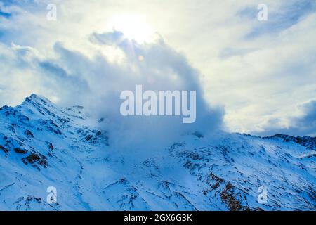 La grande nuvola passa su una montagna, nationalpark Hohe Tauern, Austria Foto Stock