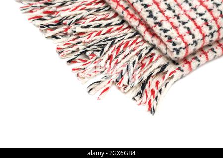 Plaid di lana a scacchi con nappine isolate su sfondo bianco, primo piano Foto Stock