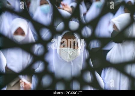 Palu, Sulawesi Centrale, Indonesia. 4 ottobre 2021. Gli studenti di un certo numero di scuole madrassa hanno iniziato a studiare faccia a faccia su una base limitata in mezzo alla pandemia del covid-19 a Palu City, Sulawesi centrale. L'applicazione è stata effettuata a seguito di bassi casi di covid-19 nell'area locale, applicando ancora protocolli sanitari come lavaggio mani, controllo della temperatura corporea, e indossare maschere. (Credit Image: © Adi PranataZUMA Wire) Foto Stock