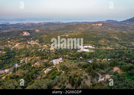 Vista aerea del drone sul tipico paesaggio rurale nell'isola centrale di Corfù, Grecia. Foto Stock