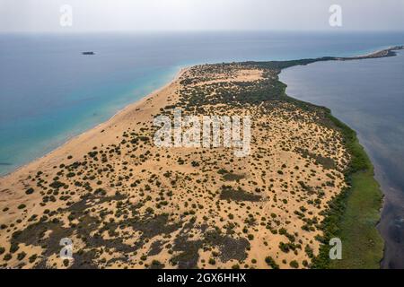 Vista aerea del drone sul Lago Korission e sulla spiaggia di Chalikouna. Korission Lagoon si trova nella parte meridionale dell'isola greca di Corfù, Grecia. Foto Stock