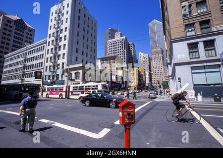 Ciclista all'incrocio 2 ° St, San Francisco, California, Stati Uniti d'America Foto Stock