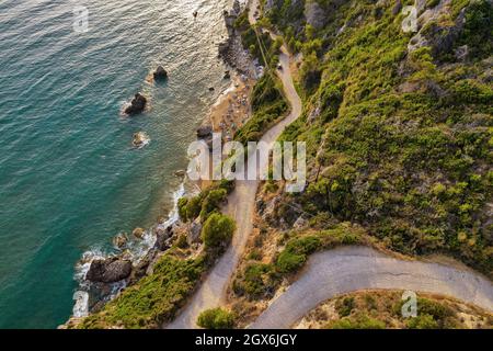 Video di droni aerei al tramonto sulla costa occidentale di Corfù con la spiaggia di Mirtiotissa, Grecia. Foto Stock