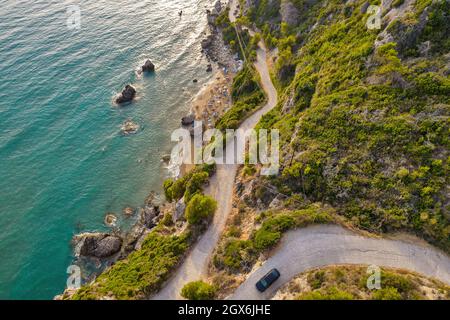 Video di droni aerei al tramonto sulla costa occidentale di Corfù con la spiaggia di Mirtiotissa, Grecia. Foto Stock