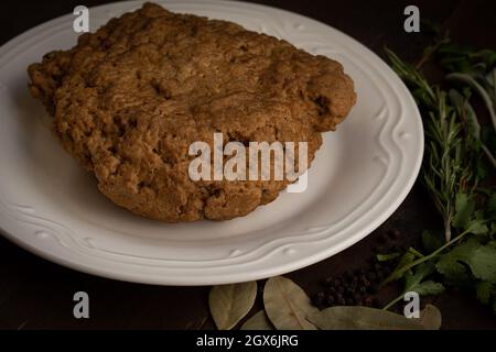 Seitan di carne vegana fatto con glutine vitale di frumento, erbe e spezie Foto Stock