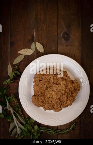 Seitan di carne vegana fatto con glutine vitale di frumento, erbe e spezie Foto Stock