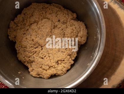 Seitan di carne vegana fatto con glutine vitale di frumento, erbe e spezie Foto Stock