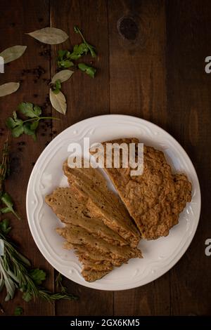 Seitan di carne vegana fatto con glutine vitale di frumento, erbe e spezie Foto Stock