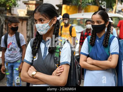 Mumbai, India. 4 ottobre 2021. Durante la riapertura della scuola, gli studenti si trovano in una coda fuori dalla scuola Chhatrapati Shivaji Vidyalaya. Le scuole di Mumbai sono riaperte dal 4 ottobre dopo che sono state chiuse a causa della diffusione della malattia da virus corona. Credit: SOPA Images Limited/Alamy Live News Foto Stock