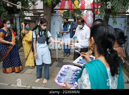 Mumbai, India. 4 ottobre 2021. Un allievo è accolto alla scuola di Chhatrapati Shivaji Vidyalaya mentre la scuola ha riaperto per gli allievi.le scuole a Mumbai hanno riaperto dal 4 ottobre dopo che sono state chiuse a causa della diffusione della malattia del virus corona. Credit: SOPA Images Limited/Alamy Live News Foto Stock