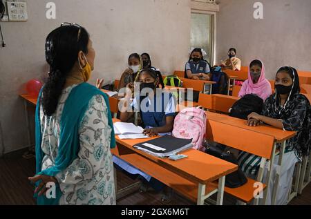 Mumbai, India. 4 ottobre 2021. Un insegnante conduce lezioni offline alla scuola Chhatrapati Shivaji Vidyalaya durante la riapertura della scuola.le scuole di Mumbai sono riaperte dal 4 ottobre dopo che sono state chiuse a causa della diffusione della malattia da virus corona. Credit: SOPA Images Limited/Alamy Live News Foto Stock