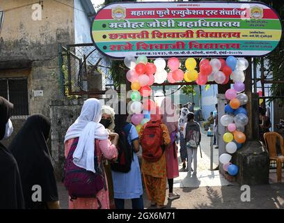 Mumbai, India. 4 ottobre 2021. Gli studenti aspettano vicino al cancello della scuola Chhatrapati Shivaji Vidyalaya durante la riapertura della scuola.le scuole di Mumbai sono riaperte dal 4 ottobre dopo che sono state chiuse a causa della diffusione della malattia da virus corona. Credit: SOPA Images Limited/Alamy Live News Foto Stock