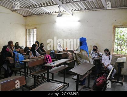 Mumbai, India. 4 ottobre 2021. Un insegnante conduce lezioni offline alla scuola Chhatrapati Shivaji Vidyalaya durante la riapertura della scuola.le scuole di Mumbai sono riaperte dal 4 ottobre dopo che sono state chiuse a causa della diffusione della malattia da virus corona. Credit: SOPA Images Limited/Alamy Live News Foto Stock