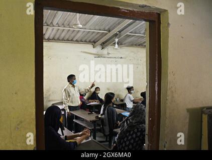 Mumbai, India. 4 ottobre 2021. Un insegnante conduce lezioni offline alla scuola Chhatrapati Shivaji Vidyalaya durante la riapertura della scuola.le scuole di Mumbai sono riaperte dal 4 ottobre dopo che sono state chiuse a causa della diffusione della malattia da virus corona. Credit: SOPA Images Limited/Alamy Live News Foto Stock