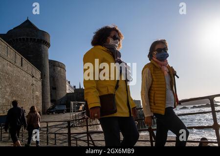 Due donne che indossano la maschera mentre camminano durante la pandemia di Coronavirus. Saint-Malo, Francia. Foto Stock
