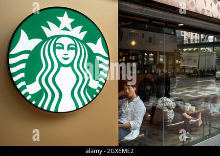 Hong Kong, Cina. 4 ottobre 2021. I clienti sono visti presso la catena multinazionale americana Starbucks Coffee Store a Hong Kong. (Foto di Budrul Chukrut/SOPA Images/Sipa USA) Credit: Sipa USA/Alamy Live News Foto Stock