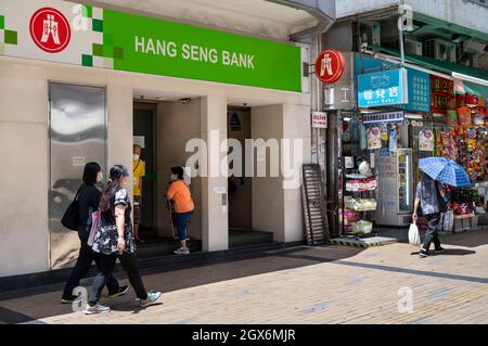 Hong Kong, Cina. 4 ottobre 2021. I pedoni sono visti passeggiando attraverso un ramo della Hang Seng Bank a Hong Kong. (Foto di Budrul Chukrut/SOPA Images/Sipa USA) Credit: Sipa USA/Alamy Live News Foto Stock